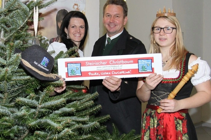 LK-Präsident Franz Titschenbacher mit Martina Lienhart (l.), Obfrau der Christbaumbauern.