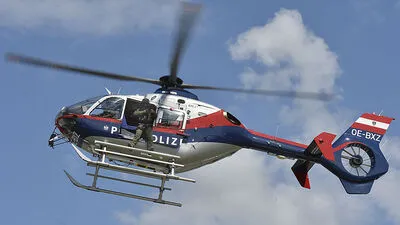 Auch der Polizeihubschrauber beteiligte sich an der Fahndung (Symbolbild)