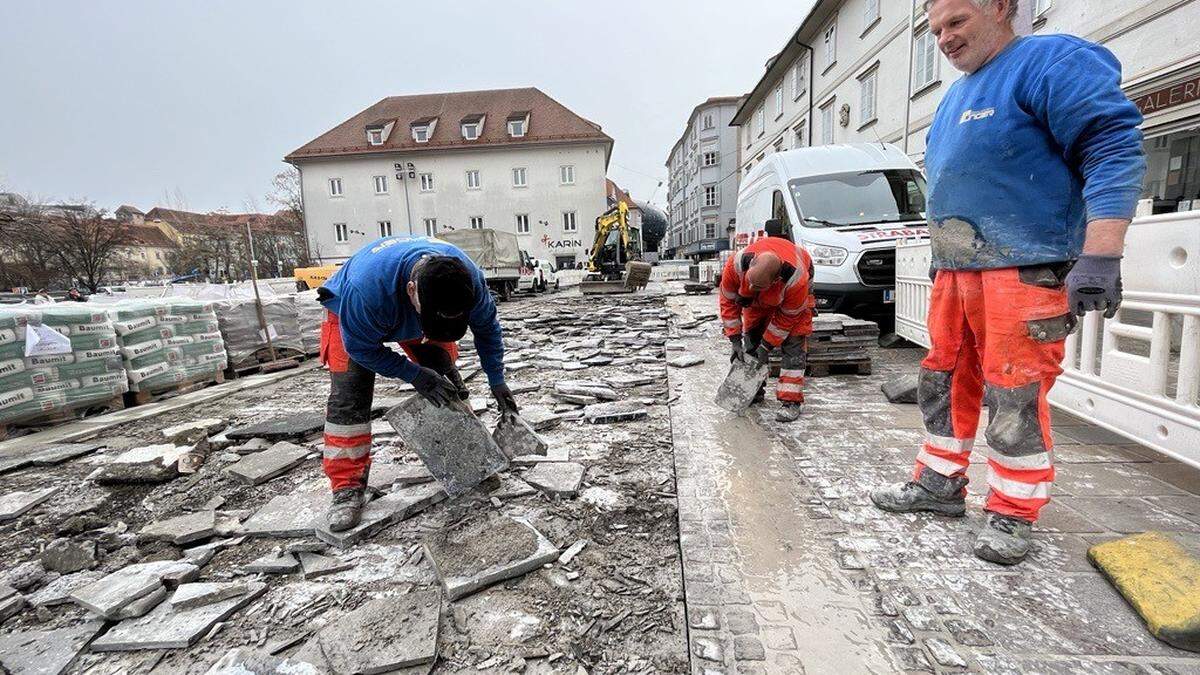 Die Platten am Mariahilferplatz werden derzeit ausgetauscht