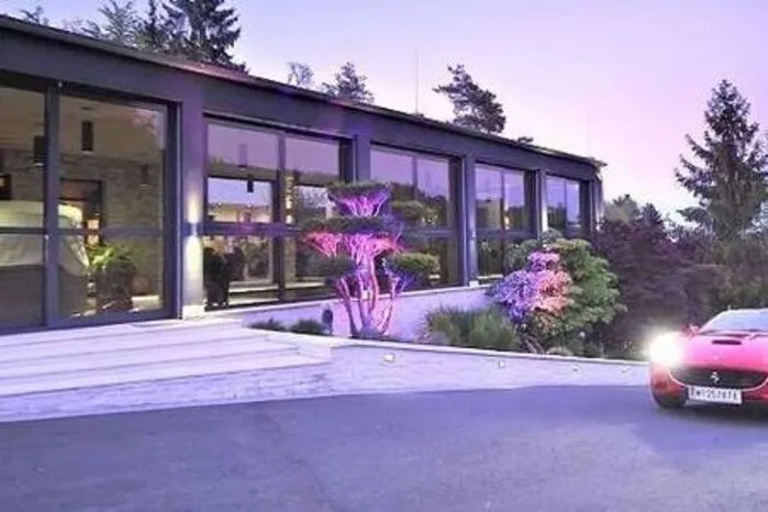 Platz 7: Moderne High-End-Villa bei Lieboch. 420 m2 Wohnfläche, 8 Zimmer, 3115 m2 Grund, inklusive Indoor-Pool mit Gegenstromanlage. Verkaufspreis: 2.500.000  Euro.