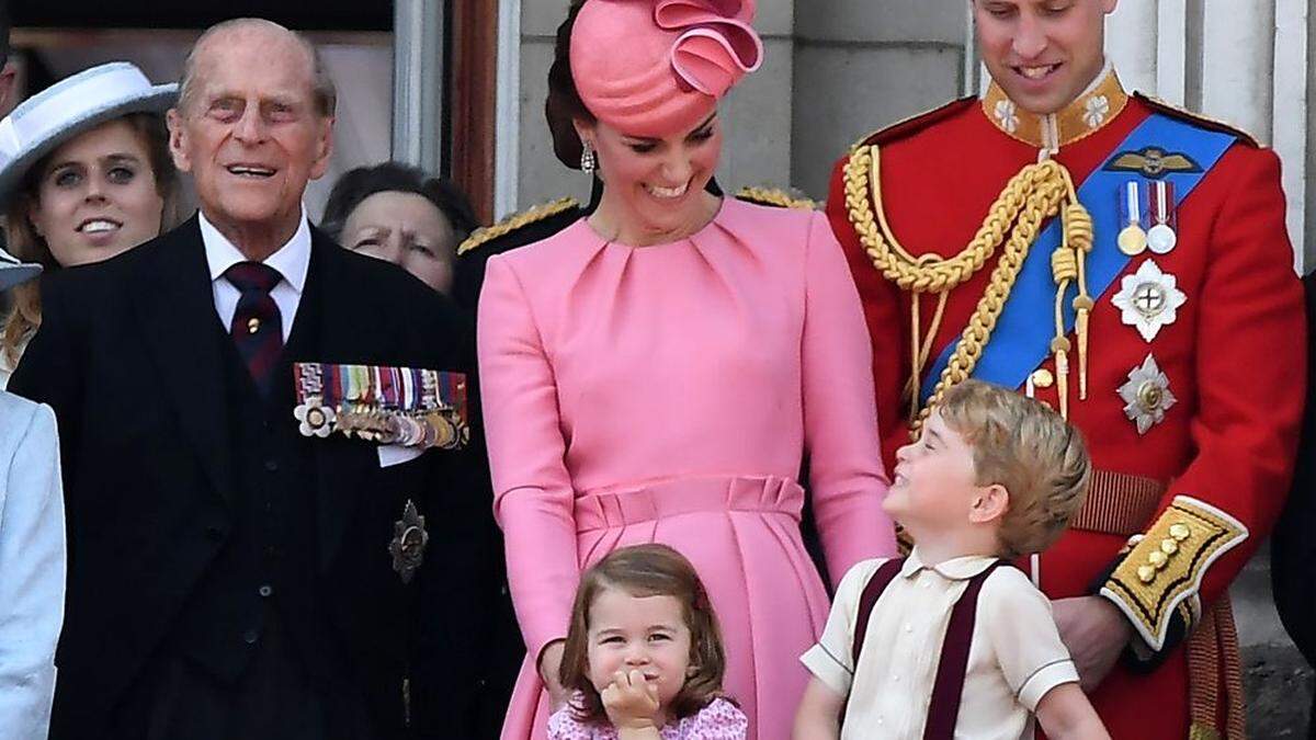 Die Kinder von Prinz William und Herzogin Kate ‒ George (7), Charlotte (5) und Louis (2) ‒ seien nach Angaben der königlichen Familie zu jung.