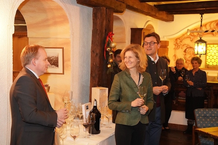 Thomas Sponring von der Domäne Müller hatte zwei edle Tropfen für diesen besonderen Tag ausgesucht.
