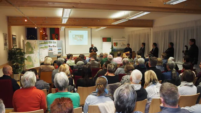 Ein Budget-Familienhotel mit 400 Betten soll auf der Wiese gegenüber des Schieflinger Gemeindebades in Auen direkt neben der Süduferstraße entstehen. Das Projekt wurde den Bürgern Montagabend vorgestellt. Ein Teil von ihnen gründet gerade eine Bürgerinitiative gegen Großbauten entlang des Wörthersee-Ufers der Gemeinde.