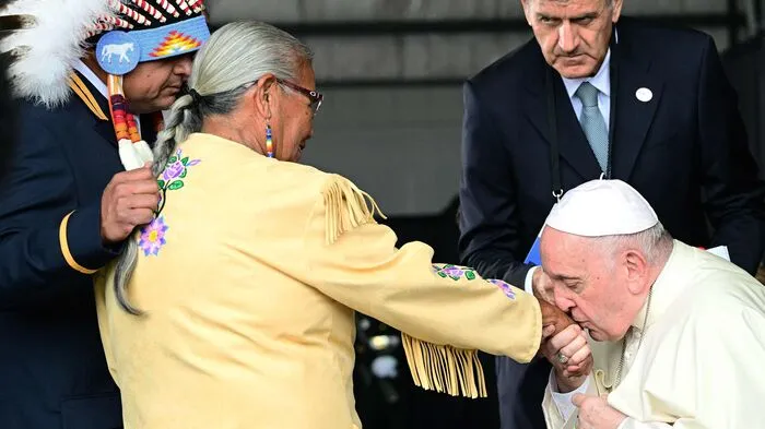 Papst Franziskus hat bei seinem Besuch in Kanada die Ureinwohner des Landes um Vergebung für das erlittene Unrecht gebeten.