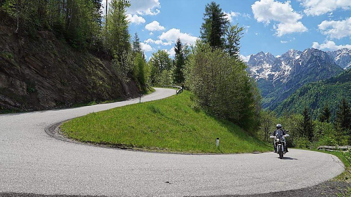 Motorrad- und Oldtimertouren durch die beeindruckende Landschaft in der Region sollen zusätzliche Gäste in die Region bringen - im Bild die Straße auf den Paulitschsattel