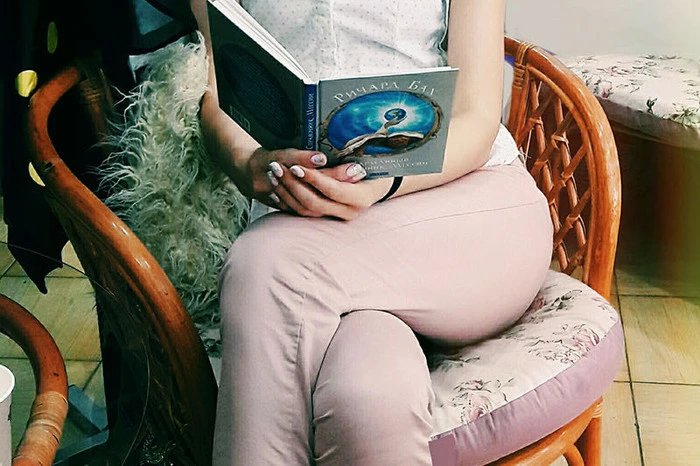 PLATZ ZWEI. Belesene Damen scheinen bei Männern sehr begehrt zu sein. Zeigt sie das mit einem Buch im Profilbild darf sie auf viele Nachrichten hoffen. In welchen Regionen der Welt man eher auf intellektuelle Damen steht? Bei dem Profilbild "Mädchen mit Buch" kamen die meisten Zuschriften von Männern aus dem Nahen Osten. 23,88% sorgten hier für einen klaren Sieger. Platz 2 mit nur 14,93% ging an Südeuropa. Der Zuspruch von Westeuropäern mit 13,43% kam auf Platz 3.  