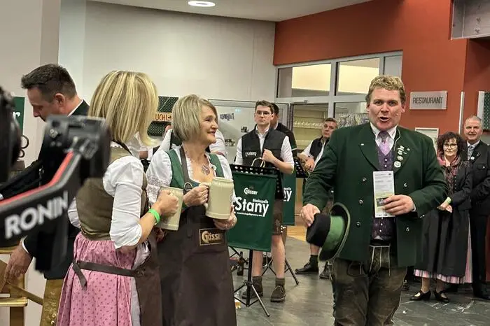  Ein Höhepunkt des Abends geschah gleich zu Beginn des Balls: die Polonaise mit 20 Tanzpaare, die zu Livemusik von „Pro Stany“ ihr Können zeigten.