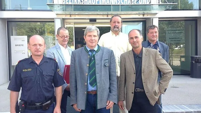 Bezirkshauptmann Max Wiesenhofer (3. von links) mit Vertretern von Land, Polizei und der Bezirksbehörde