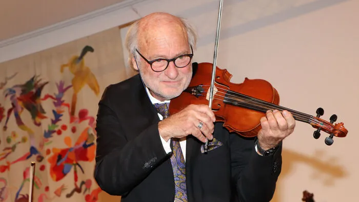 Helmut Vacek - Musikalischer Leiter und Stehgeiger. Aufgewachsen in Linz, mit 6 Jahren Violinunterricht und erste Orchestererfahrung im Schülerorchester. Während des Studiums in Leoben an der Montanuniversität Mitwirkung im Orchester der Hochschule, im Streichorchester der Brauerei Göss und im Haydn-Orchester Bruck an der Mur. In weiterer Folge spielte er im Symphonieorchester der Stadt Witten (BRD), im Villacher Kammerorchester und in der Drauphilharmonie Villach. Mitglied im Salonorchester seit 1988, seit 1996 musikalischer Leiter. 