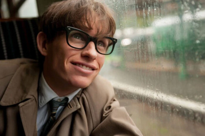 Der Physiker Stephen Hawking (Eddie Redmayne) zählt zu den größten Genies des 21. Jahrhunderts. Als er mit 21 Jahren an der Motoneuron-Krankheit erkrankt, wird ihm eine Lebenszeit von maximal zwei Jahren prognostiziert. Der einzige Grund zu leben, ist für ihn die Liebe zu seiner Verlobten Jane Wilde, die ihm dabei hilft, seine Todesangst zu überwinden.