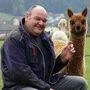Harald Unterberger mit seiner braunen Alpakastute