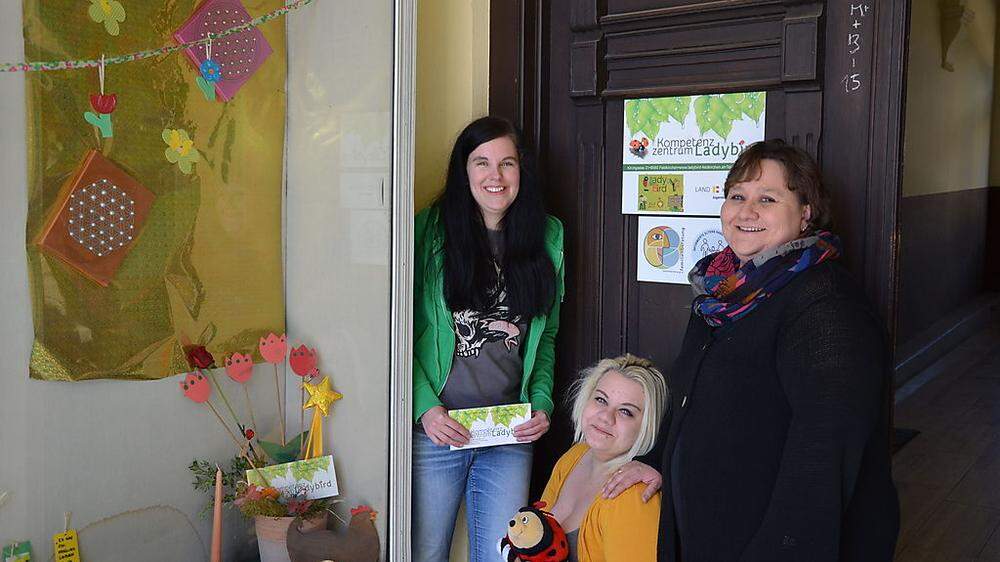 Psychologin Kerstin Rom, Bürokauffrau-Lehrling Elaine Anne Piereder und Kerin Piereder (von links)