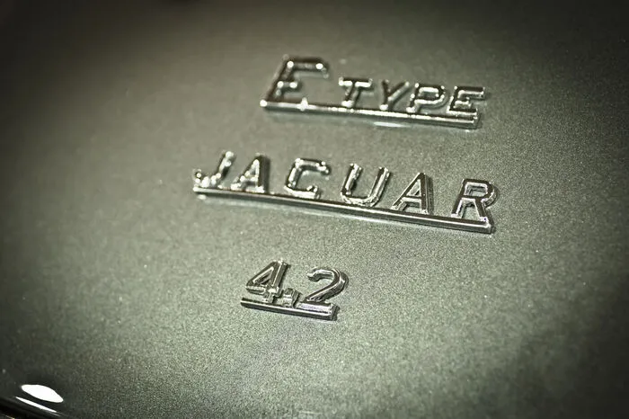 Wie läuft dieses Programm also nun ab? Jeder – als Ausgangsbasis für eine Restaurierung – ausgewählte E-Type wird nach den Original-Werksspezifikationen aus den 1960er-Jahren wieder in einen Neuzustand versetzt. Der Zugang zu Auslieferungslisten mit allen Fahrzeugdaten und Originalzeichnungen aus dem Archiv des Jaguar Heritage Trust sichern dabei die Authentizität.