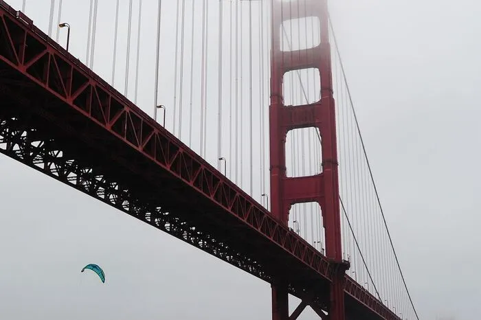 200.000 Menschen spazierten damals über die Brücke, deren Spannweite zwischen den 227 Meter aus dem Wasser ragenden Pfeilern 1.280 Meter beträgt.