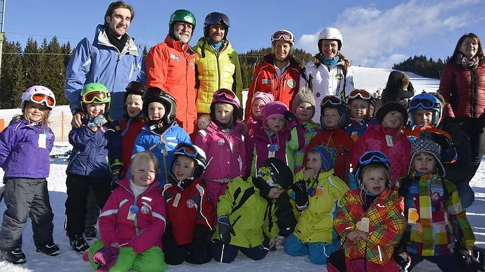 Die Kleinsten mit ihren Skilehrern 
