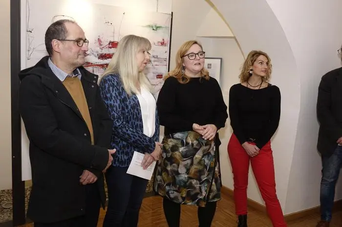 Die Ausbildung zur Mal- und Gestaltungstherapeutin sowie Seminare bei verschiedenen Künstlern haben ihr geholfen, ihren eigenen Stil zu entdecken.