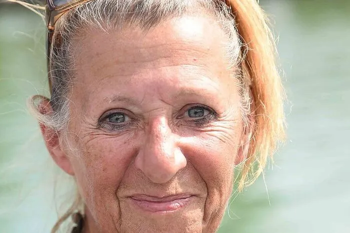 Charlotte Macsemniuc: "Ich komme seit vielen Jahren in das Bad, es passt alles hier. Ich bekomme meine Snacks, meine Getränke, mein Eis und das Wasser ist herrlich, ich kann entspannen. Ein Neubau wäre nicht nötig gewesen, auch wenn das Gebäude schon baufällig ist. Es lässt sich sicher alles instandsetzen. Die Sanitäranlagen gehören vielleicht hergerichtet. Ich wüsste nicht, was man sonst ändern sollte. Ich habe eine Saisonkarte und war schon mit meinen Kindern da, es gibt hier Schatten und was zum Spielen."