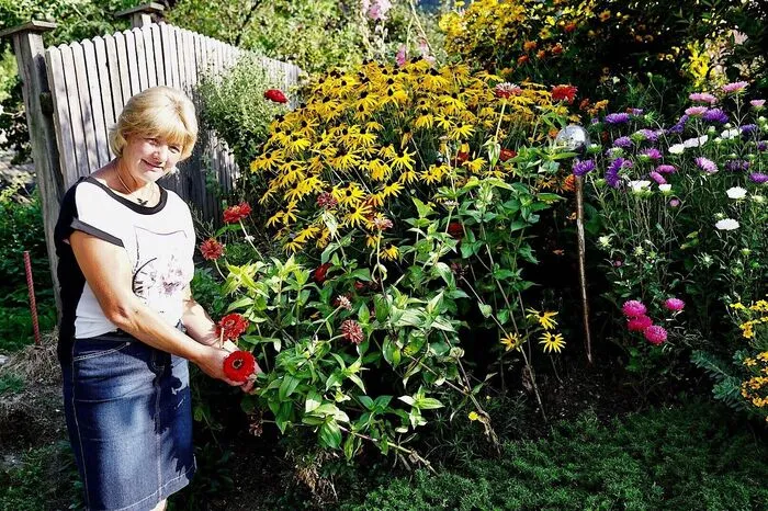 Gemüsegarten, Rabatten, Balkonblumen und Sträucher - alles neben der Stallarbeit.