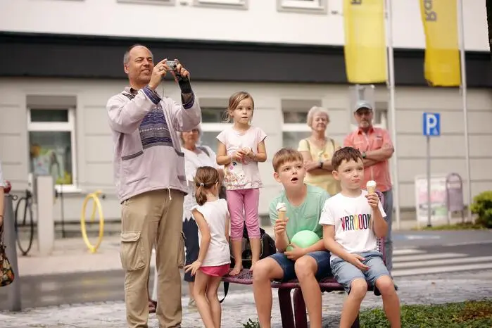 Ein kräftiger Regenschauer leerte den Hauptplatz zwischenzeitlich beinahe vollständig. Doch das Publikum kehrte zurück. An einem warmen Sommerabend entwickelte sich schließlich jene besondere Atmosphäre, die den Gedanken des Projekts widerspiegelte: Menschen unterschiedlichster Herkunft feierten gemeinsam, ehe alle teilnehmenden Gruppen den Abend mit einem gemeinsamen Tanz ausklingen ließen.