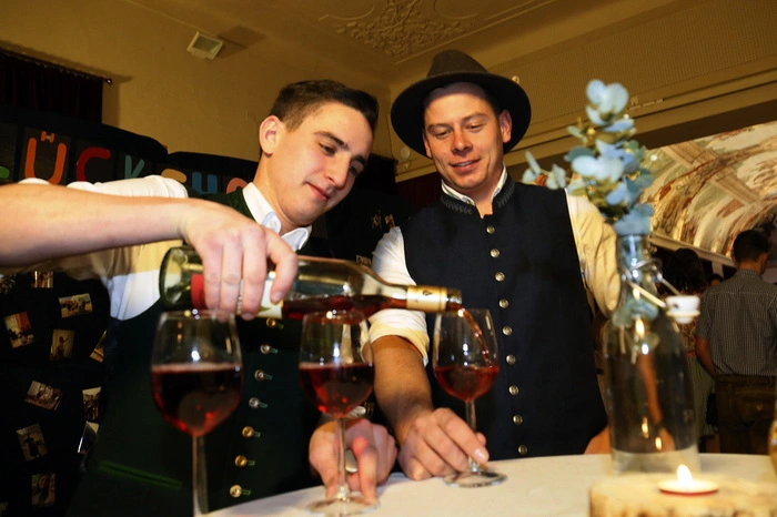 Bürgermeister Johann Schirnhofer nahm im Beisein von Vizebürgermeister Josef Pfeifer, Wehrkommandant Stefan Prinz, Bauernbundobmann Stefan Schuster und Vikar Deogratias Ntikozohera die offizielle Eröffnung vor.