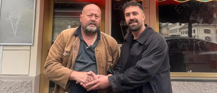Raimund Fuchs (links) und Liridon Ahmeti vor der „Erdäpfel Friterie“ in Klagenfurt