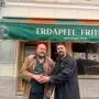 Raimund Fuchs (links) und Liridon Ahmeti vor der „Erdäpfel Friterie“ in Klagenfurt