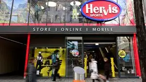 Das Logo an einer Hervis Filiale in Wien. - FOTO: APA/ROLAND SCHLAGER | Der Salzburger Handelskonzern Spar trennte sich von seiner Sporthandelstochter Hervis. Jetzt ist auch der Chefwechsel vollzogen