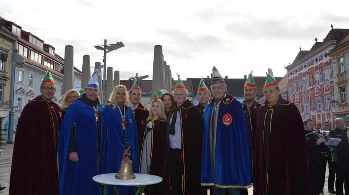 Wie jedes Jahr wurden die Leobener Narren pünktlich um 11.11 Uhr am Martinstag mit einem lautstarken "He Du!" geweckt. In den kommenden Wochen werden sie sich auf den Fasching vorbereiten.