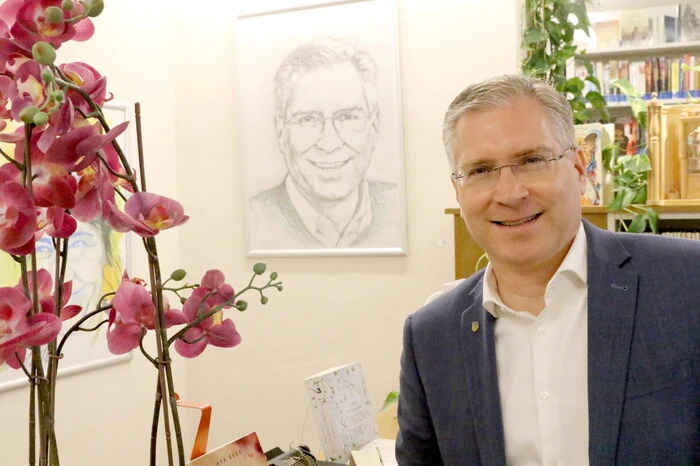 Von den Werken des Künstlers begeistert zeigten sich unter anderen Bürgermeister Martin Kulmer (Foto), Staatsanwältin Daniela Zupanc sowie der ehemalige Bundesminister Mathias Reichhold. 
