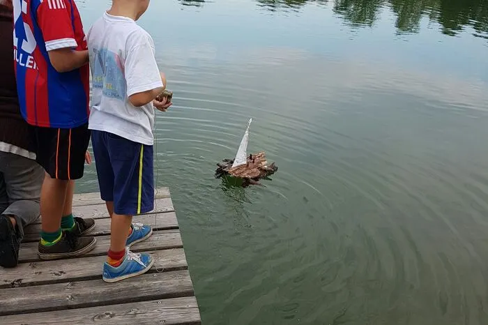 Nico und Fabio haben am Röcksee ihre selbstgebauten Rindenboote schwimmen lassen.Nicole Schawill hat den Moment mit der Kamera festgehalten