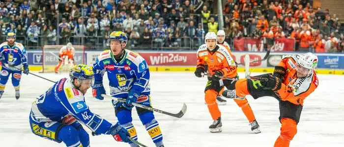 Lukas Haudum (rechts) und die Graz 99ers empfangen heute Villach