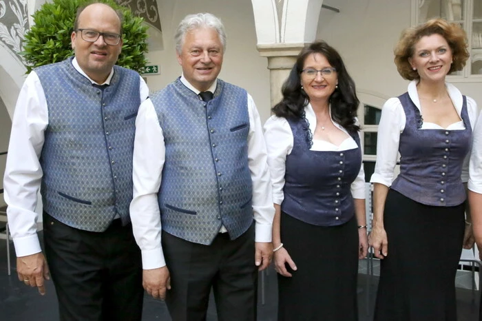Neben dem Veranstalter (Leitung Roland Loibnegger, links) wirkten weiters das Quartett „Almrose Radenthein“ sowie die „Zwetti-Buam“ mit. 