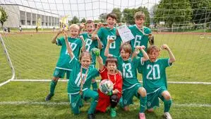 Das Team der VS Körnerschule jubelt über den Sieg im Bezirksfinale