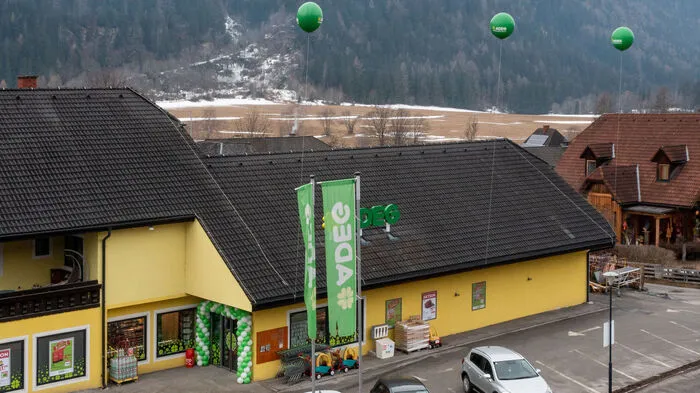 Nach einer kurzen Umbauphase wurde der Markt von Adeg-Kauffrau Christina Hörbinger in St. Peter am Kammersberg wieder eröffnet.