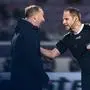 VIENNA,AUSTRIA,08.NOV.25 - SOCCER - ADMIRAL Bundesliga, FK Austria Wien vs Grazer AK 1902. Image shows head coach Ferdinand Feldhofer (GAK) and referee Harald Lechner. Keywords: yellow card.
Photo: GEPA pictures/ Armin Rauthner