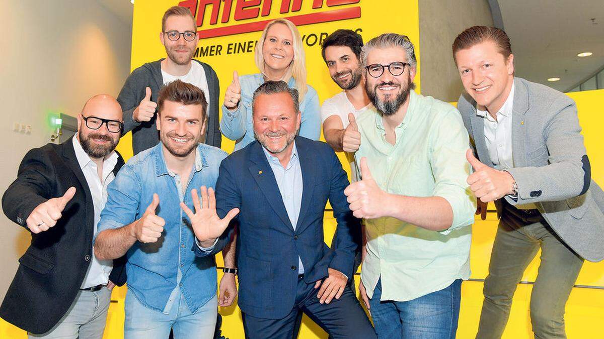 Gib mir fünf! Das Antenne-Team freut sich sichtlich über die Nominierungen beim Radiopreis