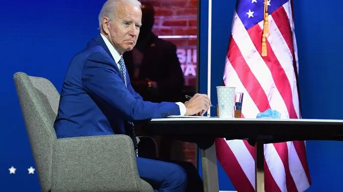 Joe Biden wurde am 20. November 1942 in Scranton im Bundesstaat Pennsylvania geboren. Der Jurist begann seine Politiker-Karriere im Stadtrat von Wilmington (Delaware). Im Alter von nur 29 Jahren wurde Biden 1972 in den US-Senat gewählt und vertrat dort Delaware bis 2009. Von 2009 bis 2017 war er Vizepräsident der Vereinigten Staaten unter Barack Obama.