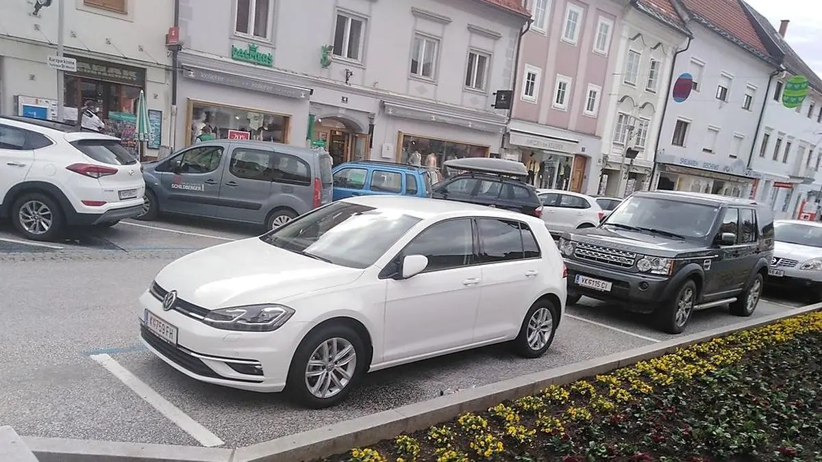 Volle Parkplätze in der Völkermarkter Innenstadt am Dienstagvormittag