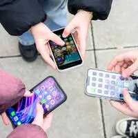 Das Thema Handyverbot an Schulen beschäftigt derzeit das ganze Land