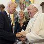 Auf dem Programm im Vatikan standen für Biden und seine Frau Jill am Freitag zunächst eine Privataudienz, gefolgt von einem erweiterten politischen Treffen