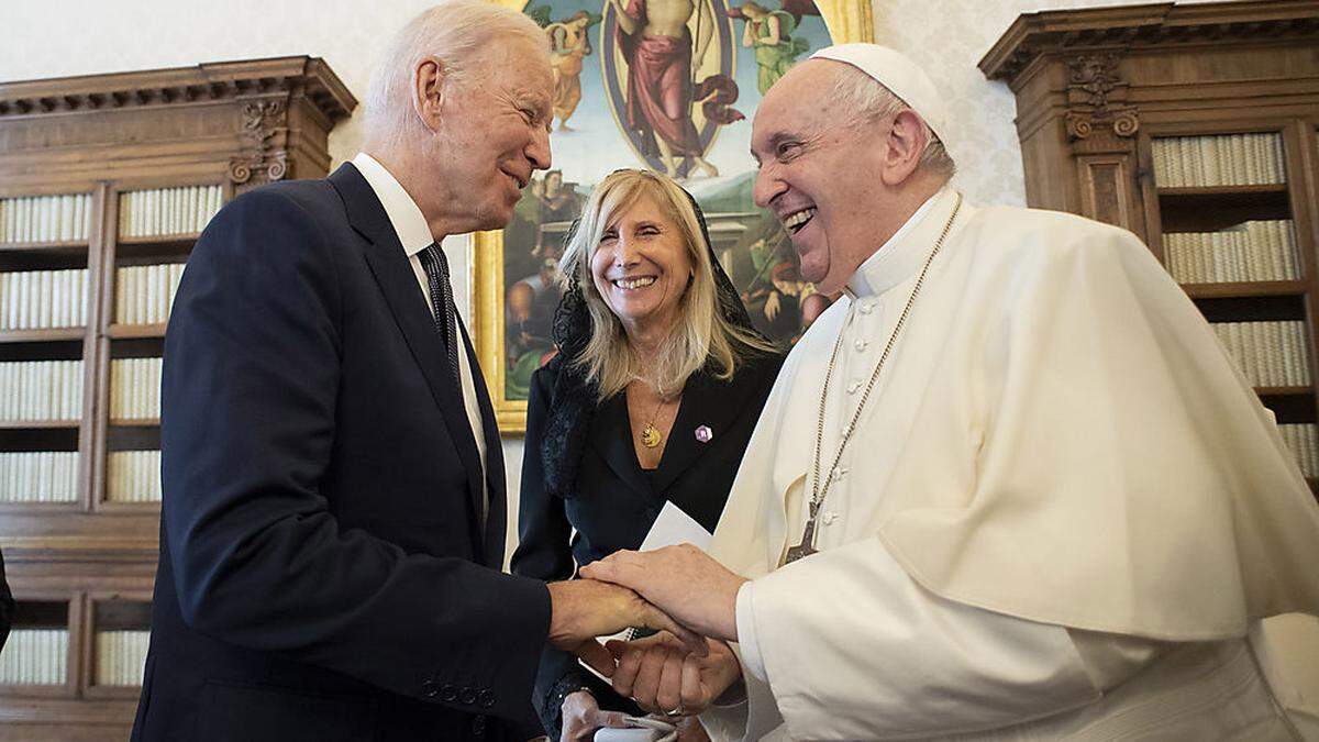 Auf dem Programm im Vatikan standen für Biden und seine Frau Jill am Freitag zunächst eine Privataudienz, gefolgt von einem erweiterten politischen Treffen
