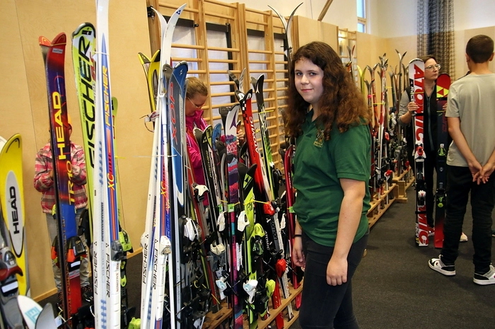 Wintersportartikel, von Schi über Schischuhe, Bekleidung, Helme, Snowboard und Bob wurden zum Verkauf abgegeben und fanden oft gleich ihre Abnehmer.