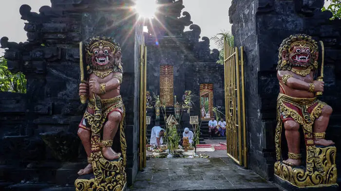 Balinesische Hindus beten während der Tawur-Agung-Kesanga-Zeremonie vor Nyepi.