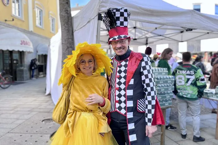 Auch die Lienzer Bürgermeisterin Elisabeth Blanik, verkleidet als Sonnenblume, lies sich mit Vizebürgermeister Siegfried Schatz das bunte Faschingstreiben nicht entgehen