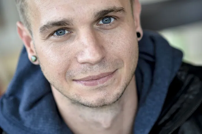 1070 Euro/Monat: Michael Zarre (30) ist begeisterter Sportler und spart für ein gutes Mountainbike gerne etwas länger. Das Fitnessstudio und gesunde Ernährung stehen bei dem Studenten im Mittelpunkt: „Für Bio-Lebensmittel gebe ich auch gerne etwas mehr aus.“Vor seinem Studium arbeitete der Klagenfurter in der Industrie. Heute finanziert er sich sein Studium und auch die Miete von 320 Euro in einer WG selbst. Zum einen durch ein Selbsterhalterstipendium, zum anderen durch einen Nebenjob im Möbelhaus Ikea. Ohne den könnte er sich das Studium nicht leisten. Die zehn Kilometer zur Arbeit fährt er um 6 Uhr früh mit dem Rad. „Um der eisigen Kälte im Winter zu entkommen, wird meine nächste Investition ein Auto sein“, sagt Zarre, der auch Weltenbummler ist: „Bei meinen jährlichen Reisen nach Asien spare ich, indem ich mich als Backpacker durchschlage.“ Auch das Feiern kommt bei dem Studenten nicht zu kurz.