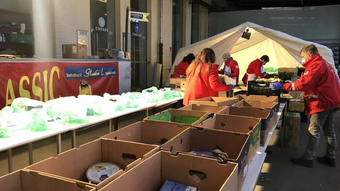 In der ehemaligen Landesausstellungshalle Knittelfeld werden die Lebensmittel sortiert und verpackt