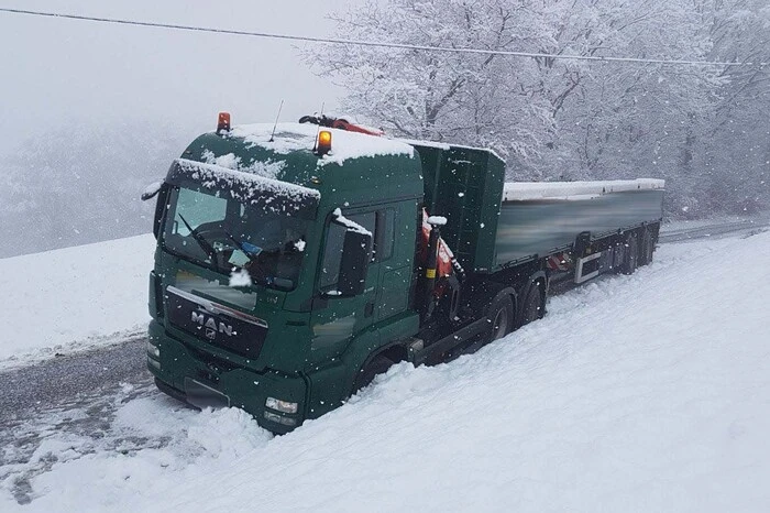 Ein Lkw blieb im Neuschnee am Guggitzberg hängen.