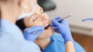 Am Bild sieht man eine Zahnärztin, die eine Patientin behandelt | 15 von 16 Kassenplanstellen von Fachärzten für Zahn-, Mund- und Kieferheilkunde sind derzeit im Lavanttal besetzt