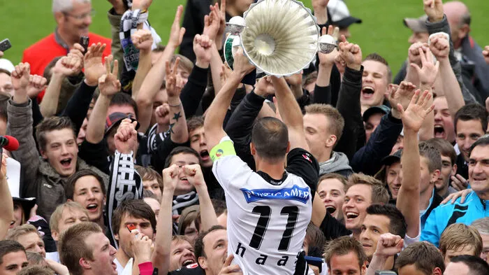 Das Stadion in Klagenfurt bebte wie davor und danach nie. 25.000 Sturm-Fans feierten mit Spielern und Betreuern den vierten Cup-Triumph der Vereinsgeschichte - und einen ganz besonderen Titel: den ersten nach dem Konkurs.