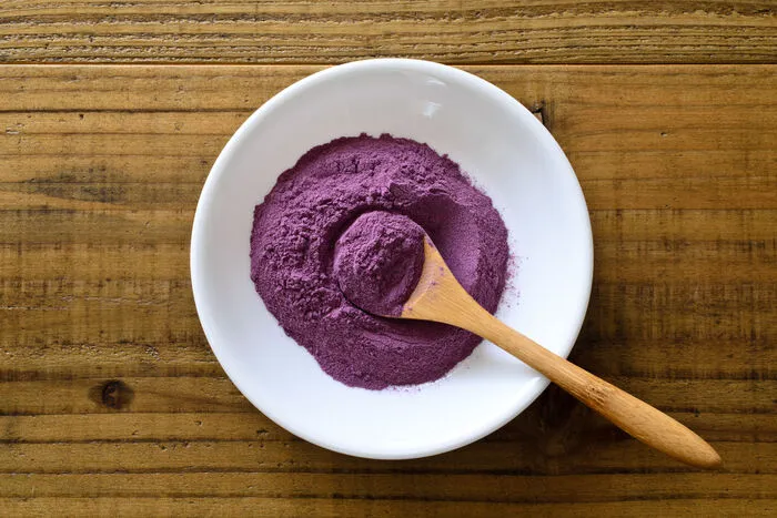 Immer mehr Mehl-Alternativen drängen auf den markt - hier lila Süßkartoffelmehl. Auch Bohnen- oder Kichererbsenmehl bereichern die Palette rund um Öl aus Presskuchen.